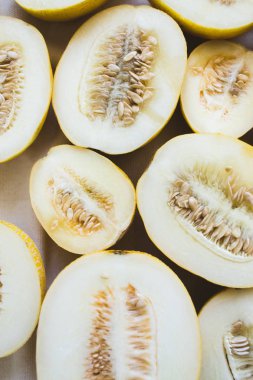 Parlak ışıklı kavun yarım bir grup.