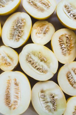 Parlak ışıklı kavun yarım bir grup.