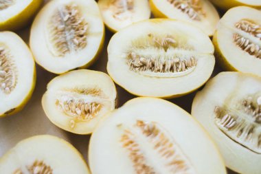 Parlak ışıklı kavun yarım bir grup.