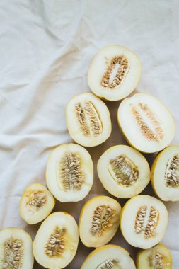 Parlak ışıklı kavun yarım bir grup.