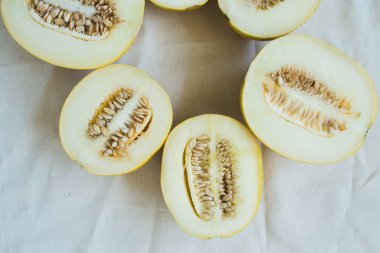 Parlak ışıklı kavun yarım bir grup.