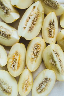 Parlak ışıklı kavun yarım bir grup.