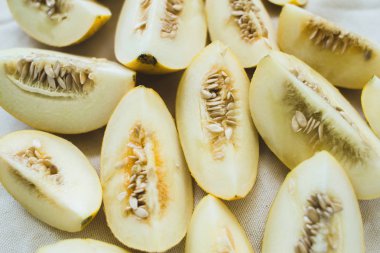 Parlak ışıklı kavun yarım bir grup.