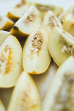 Parlak ışıklı kavun dilimleri bir grup.