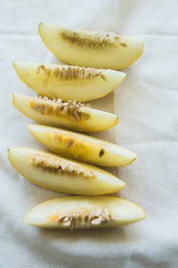 Parlak ışıklı kavun dilimleri bir grup.