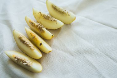 Parlak ışıklı kavun dilimleri bir grup.