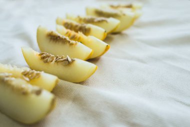 Parlak ışıklı kavun dilimleri bir grup.