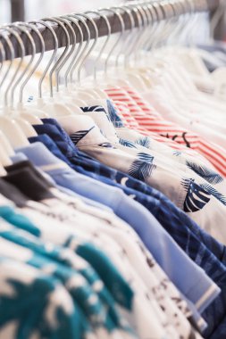 Giysi askısı renkli Kumaş gömlek ile doldurulur