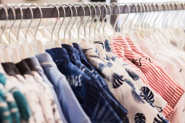 Giysi askısı renkli Kumaş gömlek ile doldurulur