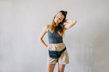 şort ve kısa üst gri arka plan genç güzel kız