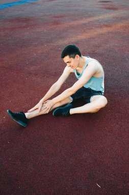 Genç güzel adam New York'ta açık hava egzersiz yapıyor.