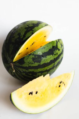 beyaz arka plan üzerinde olgun sarı karpuz ve dilimlenmiş karpuz