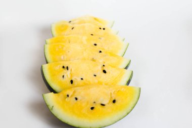 beyaz bir arka plan üzerinde olgun sarı kavun bir dilim kesmek