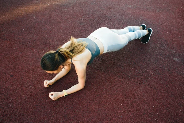 Mujer bonita joven haciendo ejercicio al aire libre en Nueva York . —  Fotos de Stock