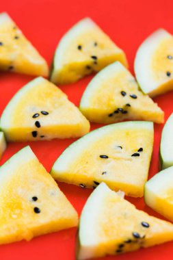 beyaz arka plan üzerinde olgun sarı karpuz üçgen dilimleri kesmek