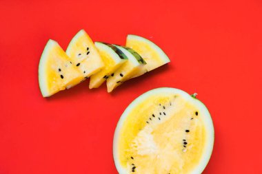 beyaz arka plan üzerinde olgun sarı karpuz üçgen dilimleri kesmek