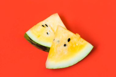 beyaz arka plan üzerinde olgun sarı karpuz üçgen dilimleri kesmek