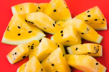 beyaz arka plan üzerinde olgun sarı karpuz üçgen dilimleri kesmek