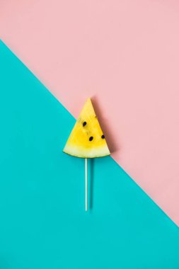 olgun sarı karpuz bir sopa üzerinde üçgen dondurma dilimleri