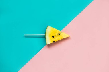 olgun sarı karpuz bir sopa üzerinde üçgen dondurma dilimleri