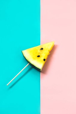 olgun sarı karpuz bir sopa üzerinde üçgen dondurma dilimleri