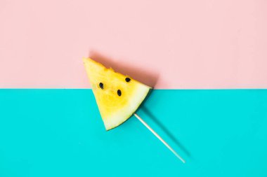 olgun sarı karpuz bir sopa üzerinde üçgen dondurma dilimleri