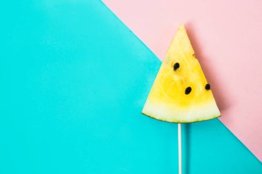 olgun sarı karpuz bir sopa üzerinde üçgen dondurma dilimleri