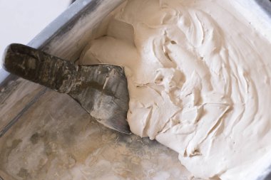 plastik bir kapta son macun bitmiş çözüm, onarım çalışmaları