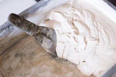 plastik bir kapta son macun bitmiş çözüm, onarım çalışmaları