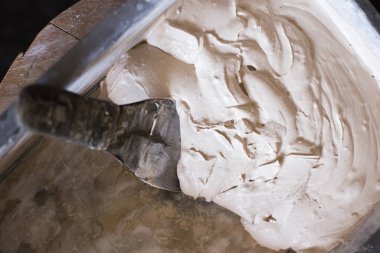 plastik bir kapta son macun bitmiş çözüm, onarım çalışmaları