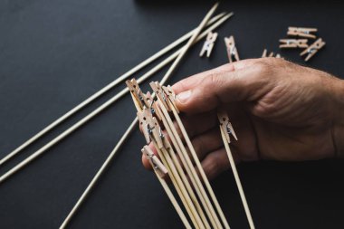 birlikte ahşap clothespins ve sopatut, fotoğraflar için bir tutucu yapmak