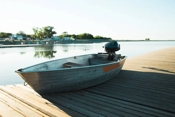 Beautiful morning on the lake. The boat next to a pontoon on the water — Stock Photo, Image