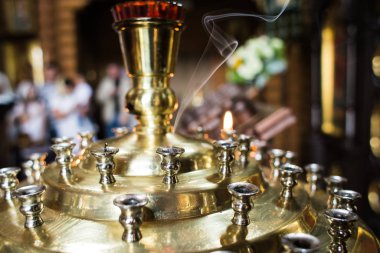 Ortodoks kilisesinde yanan mumlar