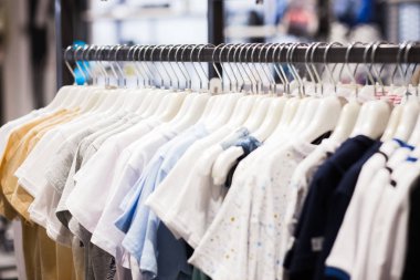 Giysi askısı renkli Kumaş gömlek ile doldurulur