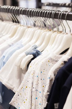 Giysi askısı renkli Kumaş gömlek ile doldurulur