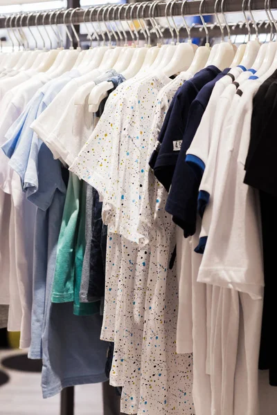 Giysi askısı renkli Kumaş gömlek ile doldurulur