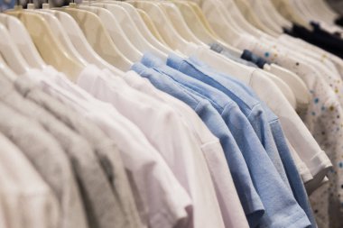 Giysi askısı renkli Kumaş gömlek ile doldurulur