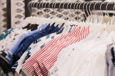 Giysi askısı renkli Kumaş gömlek ile doldurulur