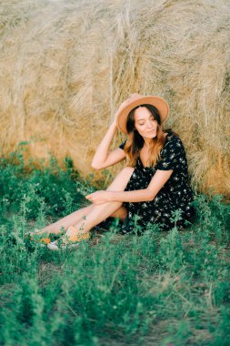 Şapkalı Genç, Nazik Kız Gün Batımı Işınlarında Yeşil Bir Çayırda Yürüyor