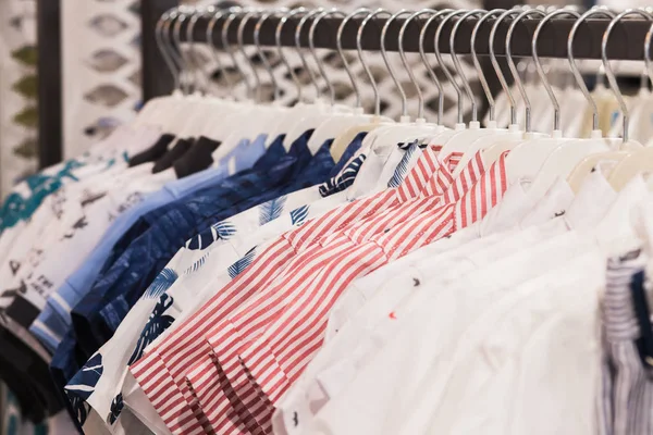 Giysi askısı renkli Kumaş gömlek ile doldurulur