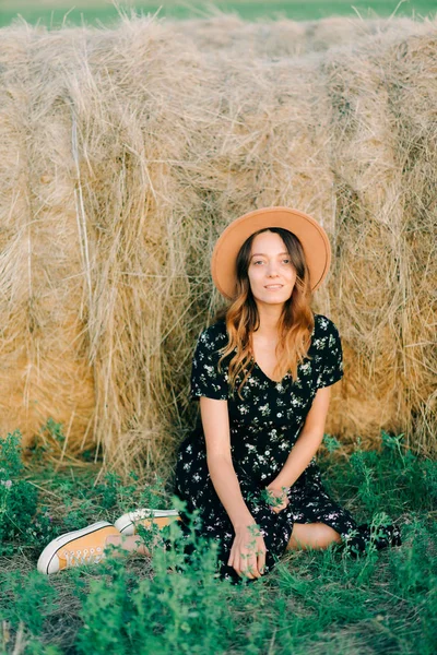 Şapkalı Genç, Nazik Kız Gün Batımı Işınlarında Yeşil Bir Çayırda Yürüyor