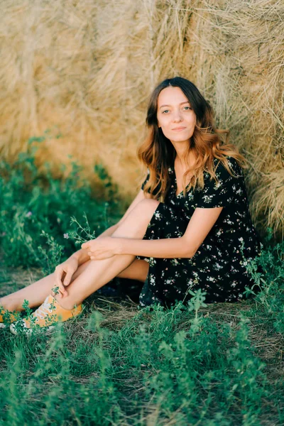 Genç, Nazik Kız Gün batımı Nın Işınlarında Yeşil Bir Çayırda Yürüyor