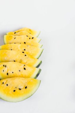beyaz arka plan üzerinde olgun sarı karpuz birkaç dilim