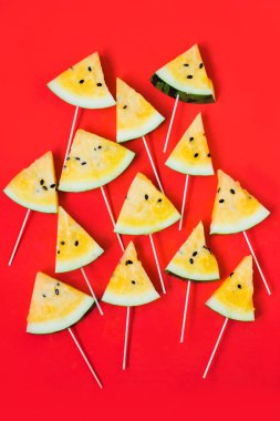 olgun sarı karpuz bir sopa üzerinde dondurma üçgen parçaları bir sürü