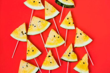 olgun sarı karpuz bir sopa üzerinde dondurma üçgen parçaları bir sürü
