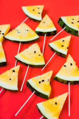 olgun sarı karpuz bir sopa üzerinde dondurma üçgen parçaları bir sürü