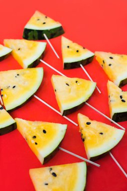 olgun sarı karpuz bir sopa üzerinde dondurma üçgen parçaları bir sürü