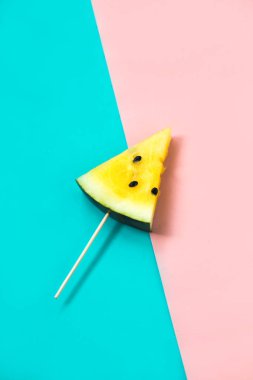 olgun sarı karpuz bir sopa üzerinde üçgen dondurma dilimleri