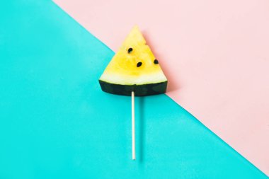 olgun sarı karpuz bir sopa üzerinde üçgen dondurma dilimleri