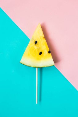 olgun sarı karpuz bir sopa üzerinde üçgen dondurma dilimleri
